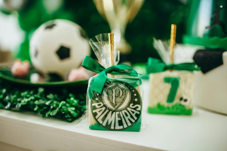 Explore Palmeiras-themed party decor with soccer elements and greenery for a lively vibe.