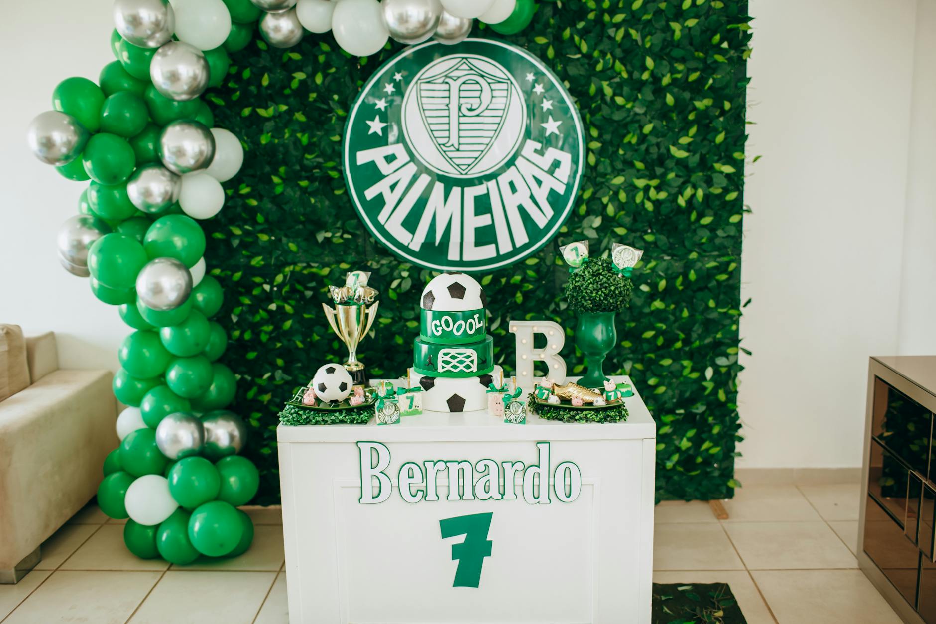 Vibrant football-themed birthday party setup with Palmeiras decorations and cake.