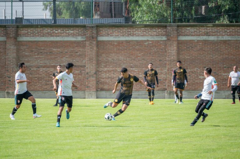 Soccer players compete energetically during a game in Texcoco, México.
