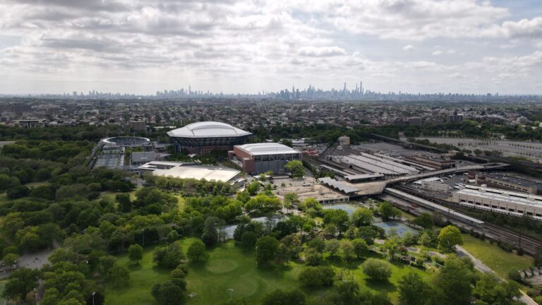 Breathtaking aerial view of Nueva York skyline, lush parkland, and architectural landmarks.