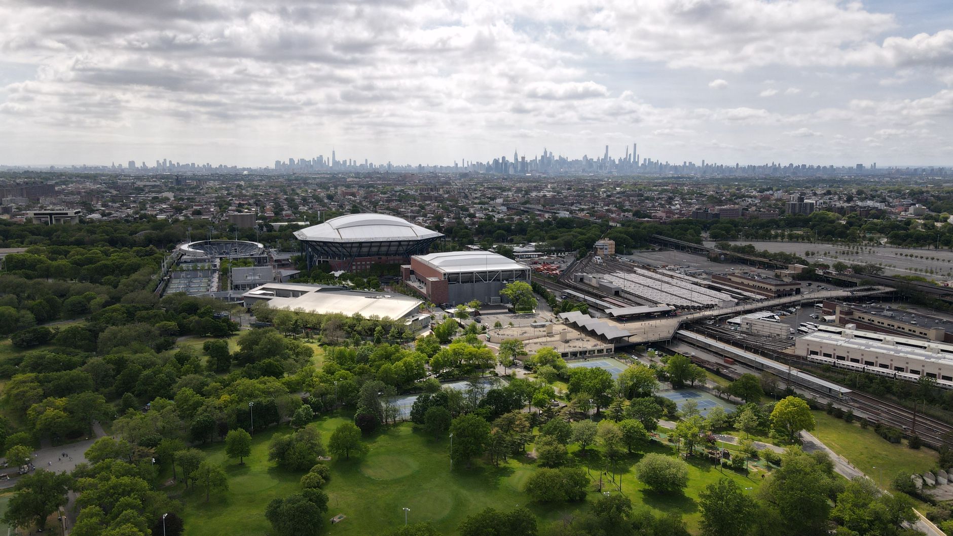 Breathtaking aerial view of Nueva York skyline, lush parkland, and architectural landmarks.