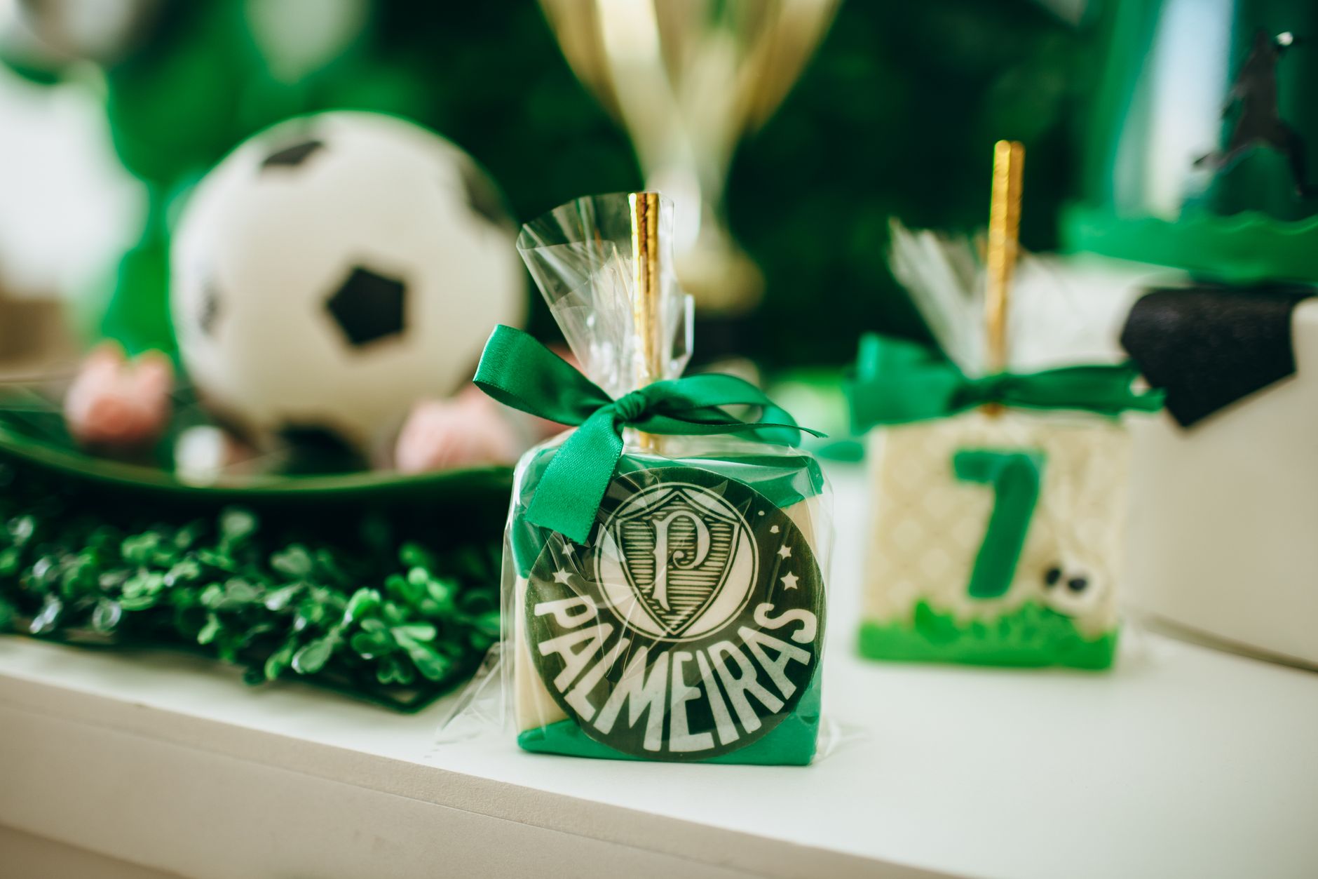Explore Palmeiras-themed party decor with soccer elements and greenery for a lively vibe.