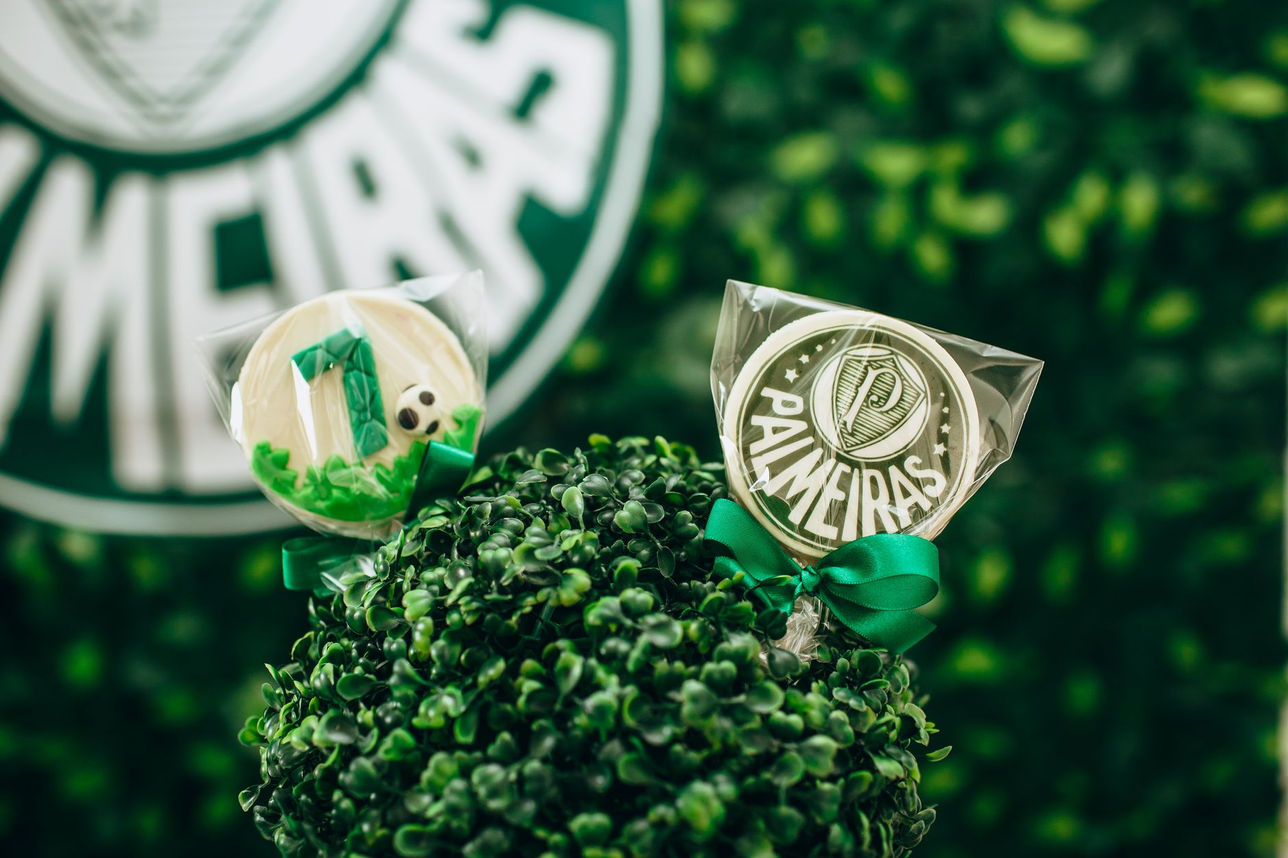 Decorative cookies featuring the Palmeiras logo and soccer theme on a green leafy background.