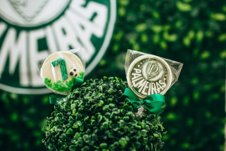 Decorative cookies featuring the Palmeiras logo and soccer theme on a green leafy background.