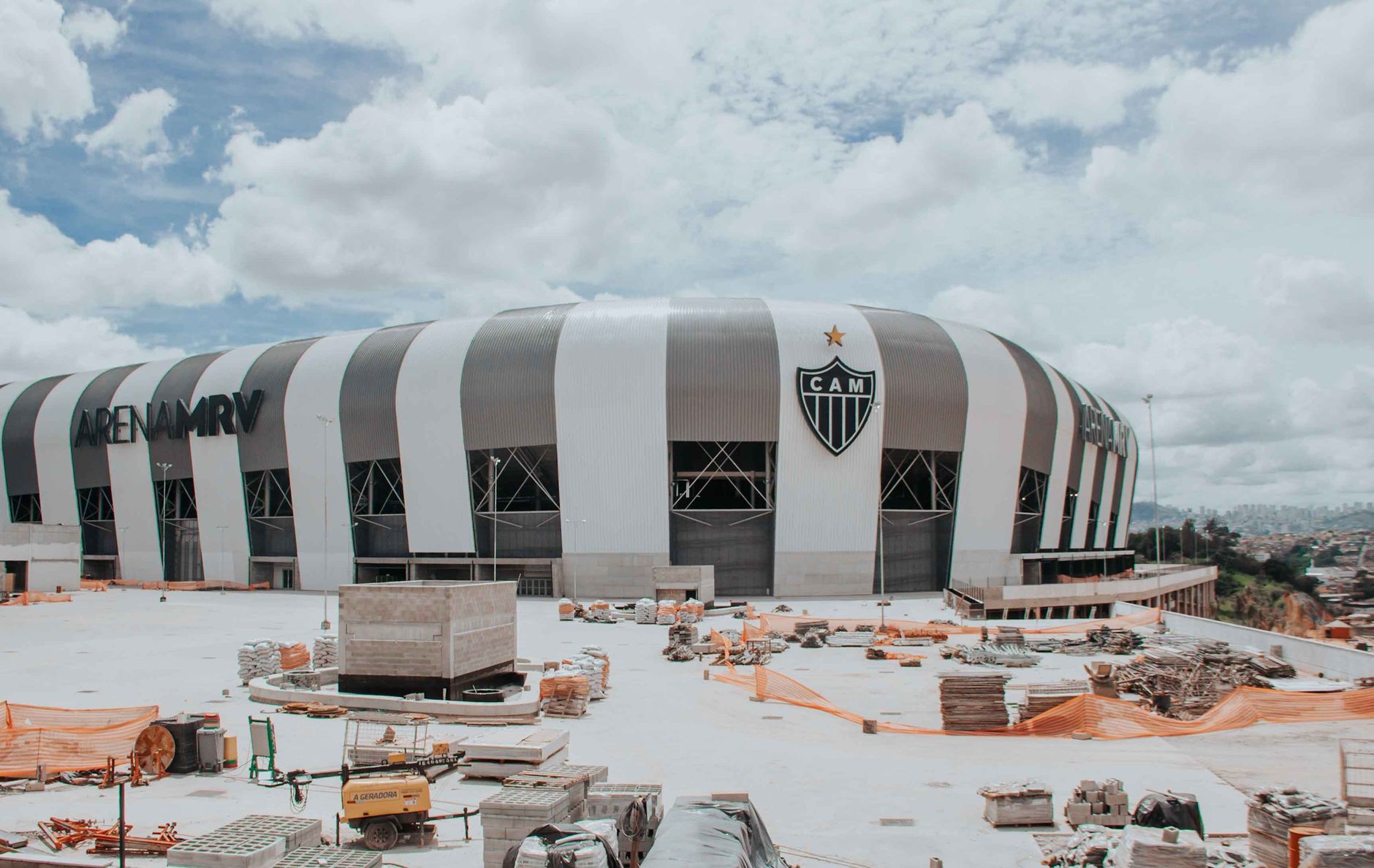 Aerial view of the Arena MRV stadium in Belo Horizonte under construction, showcasing modern architecture.